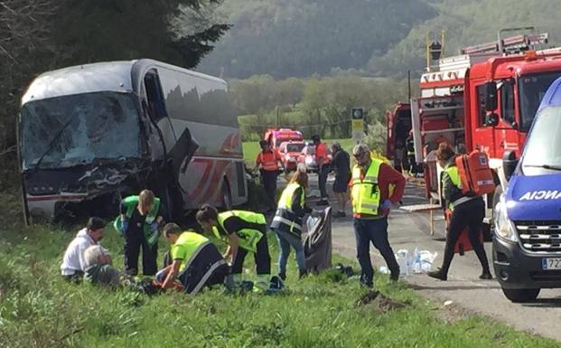 Dos Muertos Y Varios Heridos Graves Al Chocar Un Coche Y Un Autob S Con